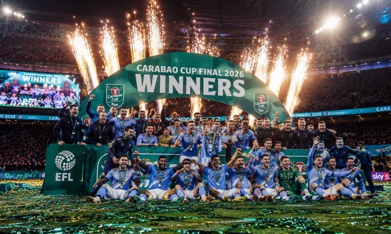Mančester Siti podiže trofej Karabao kupa na stadionu
