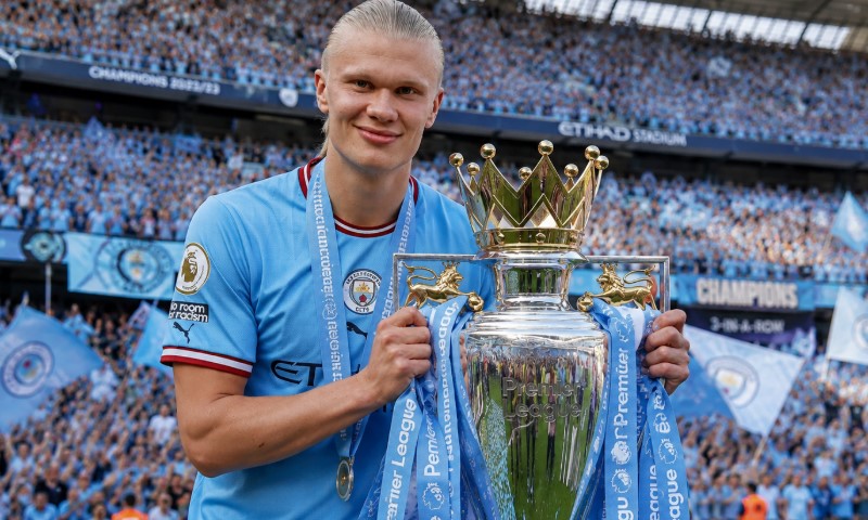 Erling Haland drži trofej Premier lige